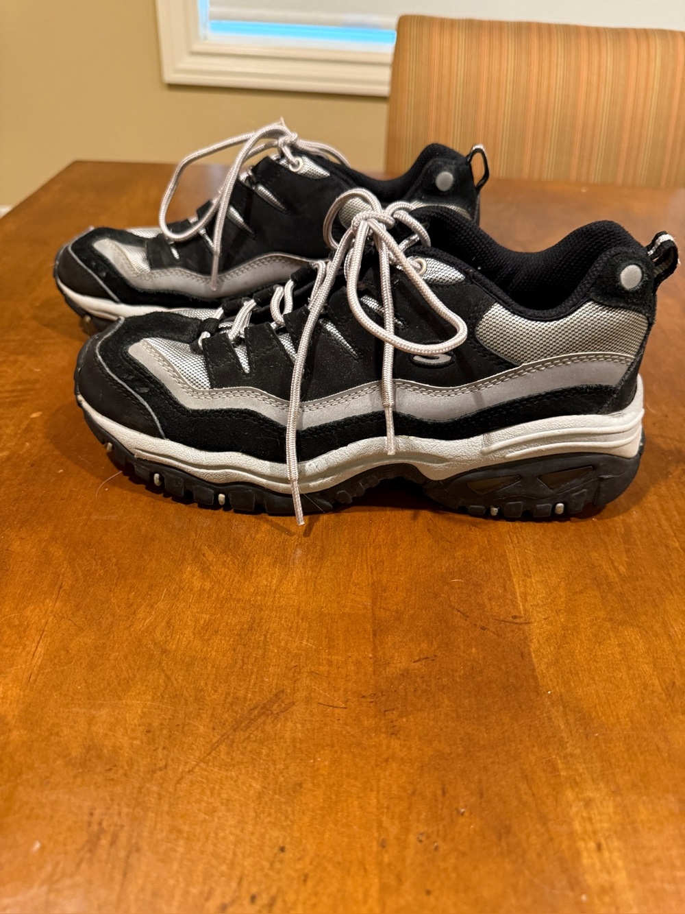 Women’s Vintage Black and Gray Skechers Sneakers Y2K